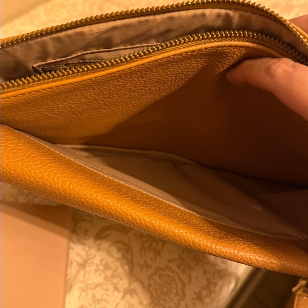 Freshly Picked The Classic Crossbody Bag - Picture 4 of 6